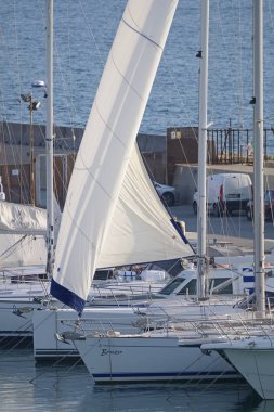 İtalya, Sicilya, Akdeniz, Marina di Ragusa; 21 Şubat 2019, yelkenli tekneler limanda - Editörden