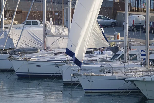 İtalya, Sicilya, Akdeniz, Marina di Ragusa; 21 Şubat 2019, yelkenli tekneler limanda - Editörden