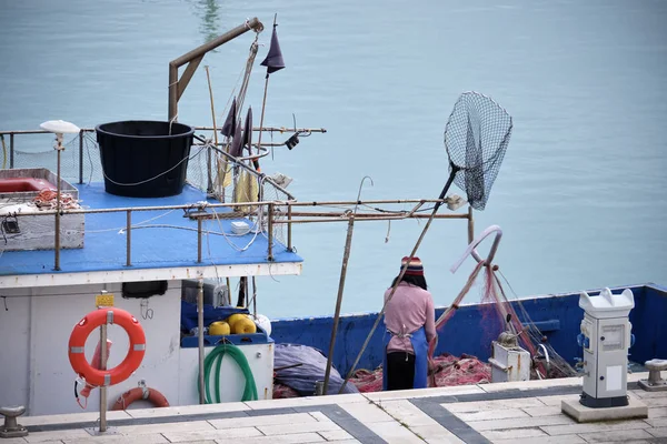 Italy Sicily Mediterranean Sea Marina Ragusa Fisherman Cleaning His Nets — Stock Photo, Image
