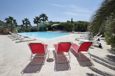 İtalya, Sicilya, Ragusa eyaletinde, kırsal; 28 Mayıs 2018, özel çiftlik, Bahçe ve Yüzme Havuzu - Editörden