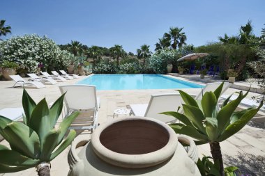 İtalya, Sicilya, Ragusa eyaletinde, kırsal; 28 Mayıs 2018, özel çiftlik, Bahçe ve Yüzme Havuzu - Editörden