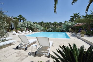 İtalya, Sicilya, Ragusa eyaletinde, kırsal; 28 Mayıs 2018, özel çiftlik, Bahçe ve Yüzme Havuzu - Editörden