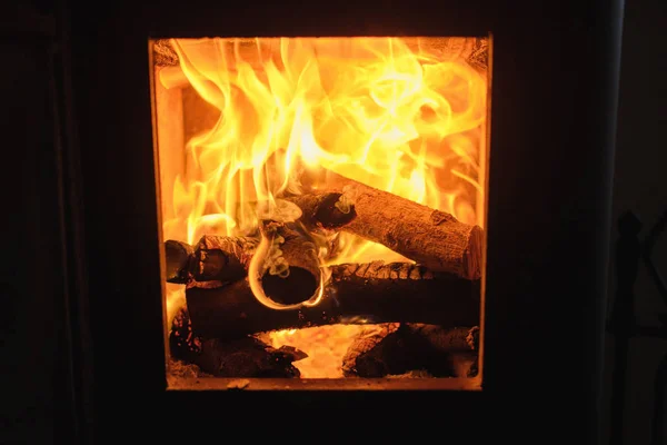 薪ストーブの中で焼かれ — ストック写真