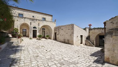 İtalya, Sicilya, Ragusa eyaletinde, kırsal; 28 Mayıs 2018, özel taş çiftlik evi, veranda ve cephe - Editörden