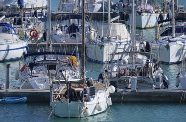 İtalya, Sicilya, Akdeniz, Marina di Ragusa; 28 Şubat 2019, insanlar ve liman - editoryal Lüks Yatlar