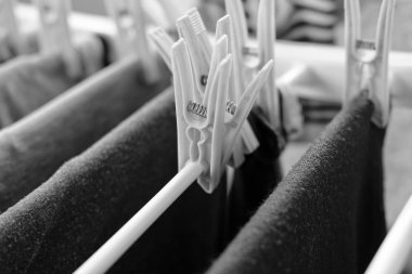 Kurutma askısında çamaşır yıkadım.