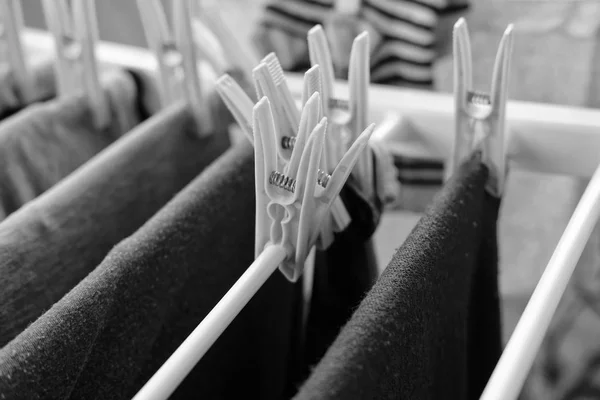 Gewaschene Kleidung Auf Einem Wäscheständer — Stockfoto