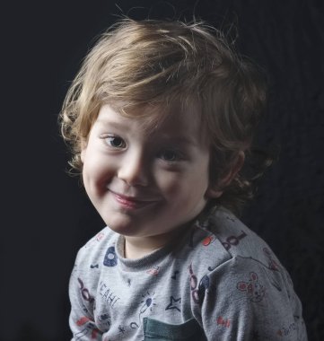 2 yaşında erkek çocuk stüdyo portre