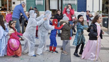 İtalya, Sicilya, Marina di Ragusa (Ragusa eyaletinde); 2 Mart 2019, karnaval için şehrin - editoryal merkezi kare oynayan çocuklar