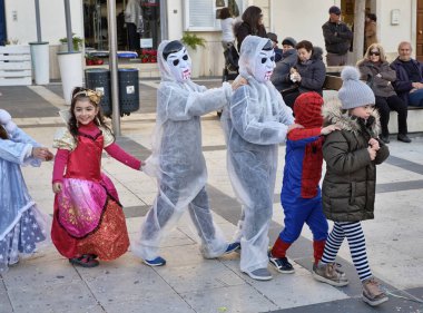 İtalya, Sicilya, Marina di Ragusa (Ragusa eyaletinde); 2 Mart 2019, karnaval için şehrin - editoryal merkezi kare oynayan çocuklar