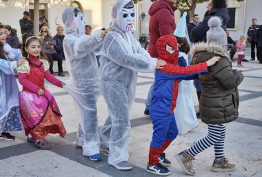 İtalya, Sicilya, Marina di Ragusa (Ragusa eyaletinde); 2 Mart 2019, karnaval için şehrin - editoryal merkezi kare oynayan çocuklar