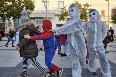 İtalya, Sicilya, Marina di Ragusa (Ragusa eyaletinde); 2 Mart 2019, karnaval için şehrin - editoryal merkezi kare oynayan çocuklar