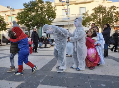 İtalya, Sicilya, Marina di Ragusa (Ragusa eyaletinde); 2 Mart 2019, karnaval için şehrin - editoryal merkezi kare oynayan çocuklar