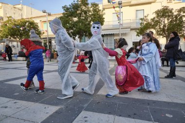 İtalya, Sicilya, Marina di Ragusa (Ragusa eyaletinde); 2 Mart 2019, karnaval için şehrin - editoryal merkezi kare oynayan çocuklar