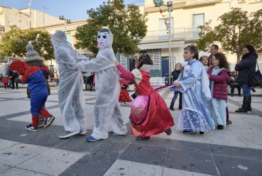 İtalya, Sicilya, Marina di Ragusa (Ragusa eyaletinde); 2 Mart 2019, karnaval için şehrin - editoryal merkezi kare oynayan çocuklar