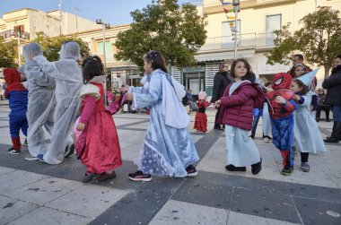 İtalya, Sicilya, Marina di Ragusa (Ragusa eyaletinde); 2 Mart 2019, karnaval için şehrin - editoryal merkezi kare oynayan çocuklar