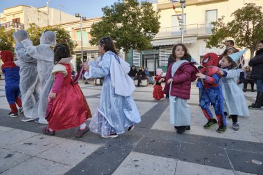 İtalya, Sicilya, Marina di Ragusa (Ragusa eyaletinde); 2 Mart 2019, karnaval için şehrin - editoryal merkezi kare oynayan çocuklar