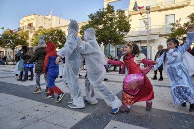 İtalya, Sicilya, Marina di Ragusa (Ragusa eyaletinde); 2 Mart 2019, karnaval için şehrin - editoryal merkezi kare oynayan çocuklar