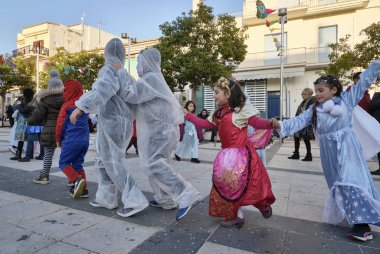 İtalya, Sicilya, Marina di Ragusa (Ragusa eyaletinde); 2 Mart 2019, karnaval için şehrin - editoryal merkezi kare oynayan çocuklar