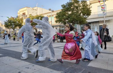 İtalya, Sicilya, Marina di Ragusa (Ragusa eyaletinde); 2 Mart 2019, karnaval için şehrin - editoryal merkezi kare oynayan çocuklar