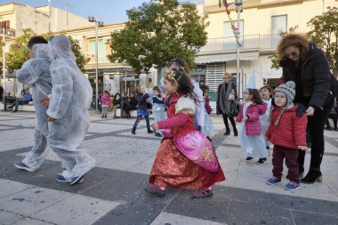 İtalya, Sicilya, Marina di Ragusa (Ragusa eyaletinde); 2 Mart 2019, karnaval için şehrin - editoryal merkezi kare oynayan çocuklar