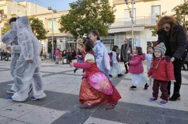 İtalya, Sicilya, Marina di Ragusa (Ragusa eyaletinde); 2 Mart 2019, karnaval için şehrin - editoryal merkezi kare oynayan çocuklar