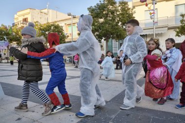 İtalya, Sicilya, Marina di Ragusa (Ragusa eyaletinde); 2 Mart 2019, karnaval için şehrin - editoryal merkezi kare oynayan çocuklar