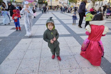 İtalya, Sicilya, Marina di Ragusa (Ragusa eyaletinde); 2 Mart 2019, karnaval için şehrin - editoryal merkezi kare oynayan çocuklar