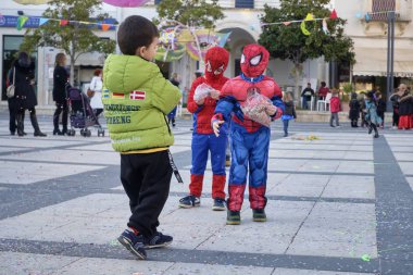 İtalya, Sicilya, Marina di Ragusa (Ragusa eyaletinde); 2 Mart 2019, karnaval için şehrin - editoryal merkezi kare oynayan çocuklar