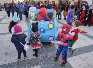 İtalya, Sicilya, Marina di Ragusa (Ragusa eyaletinde); 2 Mart 2019, karnaval için şehrin - editoryal merkezi kare oynayan çocuklar