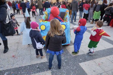İtalya, Sicilya, Marina di Ragusa (Ragusa eyaletinde); 2 Mart 2019, karnaval için şehrin - editoryal merkezi kare oynayan çocuklar
