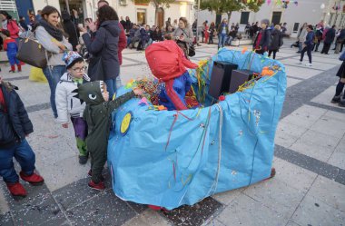 İtalya, Sicilya, Marina di Ragusa (Ragusa eyaletinde); 2 Mart 2019, karnaval için şehrin - editoryal merkezi kare oynayan çocuklar