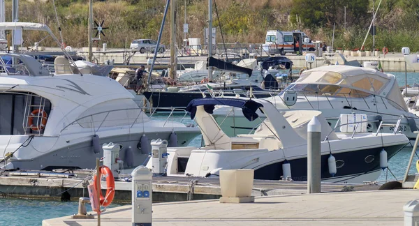 Włochy Sycylia Morze Śródziemne Marina Ragusa Marca 2019 Luksusowe Jachty — Zdjęcie stockowe