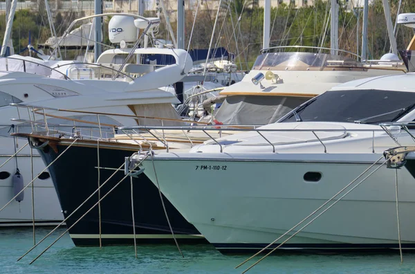 Italien Sicilien Medelhavet Marina Ragusa Mars 2019 Segelbåtar Lyxiga Hamnen — Stockfoto