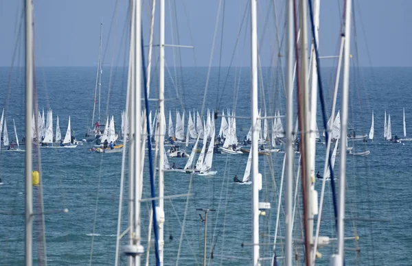 意大利 西西里岛 地中海 滨海迪拉古萨 2019年3月8日 帆船在码头和帆船小艇上桅杆 — 图库照片