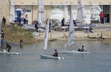 İtalya, Sicilya, Akdeniz, Marina di Ragusa; 9 Mart 2019, insanlar ve yelken Gezinti gemiler limanda - Editörden