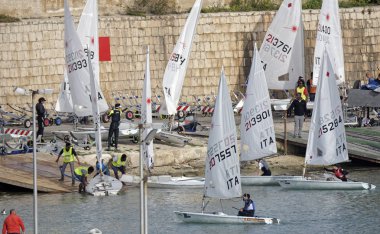 İtalya, Sicilya, Akdeniz, Marina di Ragusa; 9 Mart 2019, insanlar ve yelken Gezinti gemiler limanda - Editörden