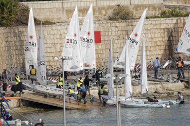 İtalya, Sicilya, Akdeniz, Marina di Ragusa; 9 Mart 2019, insanlar ve yelken Gezinti gemiler limanda - Editörden