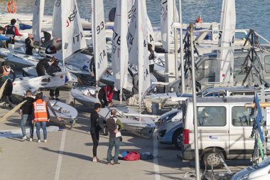 İtalya, Sicilya, Akdeniz, Marina di Ragusa; 9 Mart 2019, insanlar ve yelken Gezinti gemiler limanda - Editörden