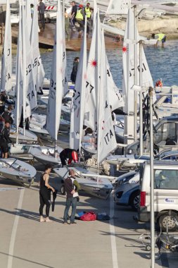 İtalya, Sicilya, Akdeniz, Marina di Ragusa; 9 Mart 2019, insanlar ve yelken Gezinti gemiler limanda - Editörden