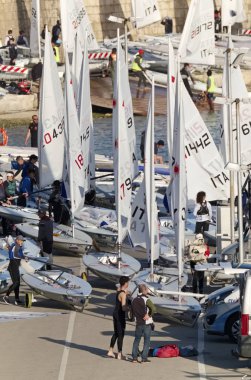 İtalya, Sicilya, Akdeniz, Marina di Ragusa; 9 Mart 2019, insanlar ve yelken Gezinti gemiler limanda - Editörden