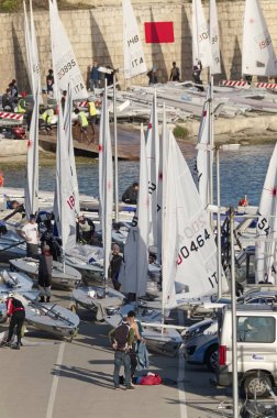 İtalya, Sicilya, Akdeniz, Marina di Ragusa; 9 Mart 2019, insanlar ve yelken Gezinti gemiler limanda - Editörden