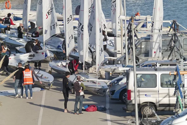 İtalya, Sicilya, Akdeniz, Marina di Ragusa; 9 Mart 2019, insanlar ve yelken Gezinti gemiler limanda - Editörden