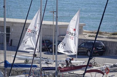 İtalya, Sicilya, Akdeniz, Marina di Ragusa; 10 Mart 2019, insanlar ve liman - editoryal Gezinti gemiler yelken