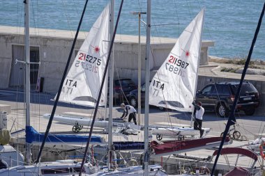 İtalya, Sicilya, Akdeniz, Marina di Ragusa; 10 Mart 2019, insanlar ve yelken Gezinti gemiler limanda - Editörden