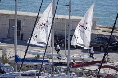 İtalya, Sicilya, Akdeniz, Marina di Ragusa; 10 Mart 2019, insanlar ve yelken Gezinti gemiler limanda - Editörden