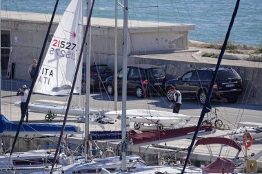 İtalya, Sicilya, Akdeniz, Marina di Ragusa; 10 Mart 2019, insanlar ve yelken Gezinti gemiler limanda - Editörden