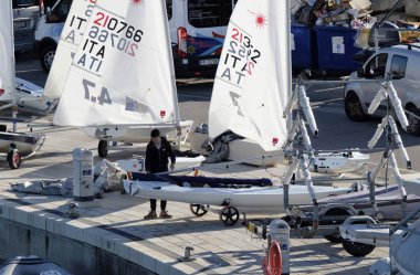 İtalya, Sicilya, Akdeniz, Marina di Ragusa; 10 Mart 2019, insanlar ve yelken Gezinti gemiler limanda - Editörden