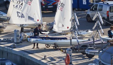 İtalya, Sicilya, Akdeniz, Marina di Ragusa; 10 Mart 2019, insanlar ve yelken Gezinti gemiler limanda - Editörden