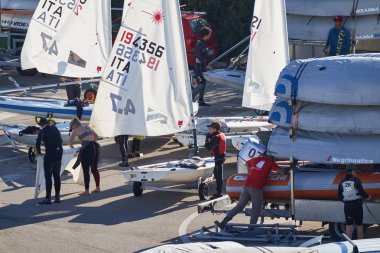 İtalya, Sicilya, Akdeniz, Marina di Ragusa; 10 Mart 2019, insanlar ve yelken Gezinti gemiler limanda - Editörden